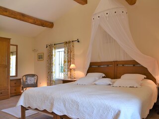 Les Oliviers - airy bedroom with two windows