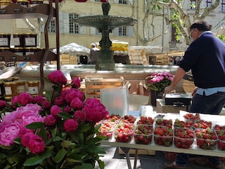 8 km v. La Grange - Mittwochsmarkt in Uzès