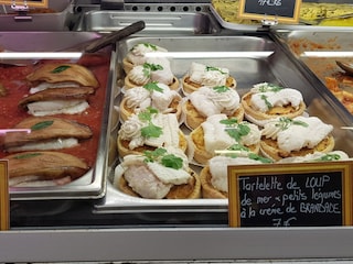Leckereien in Les Halles von Nimes, 23 km von La Grange
