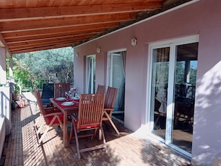 angenehme Terrasse mit Meerblick