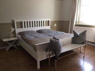 Schlafzimmer mit Doppelbett