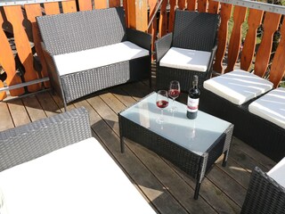 vom wohnzimmer geht es auf den Balkon