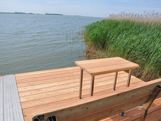 Tisch und Sitzbank auf dem Bootsteg