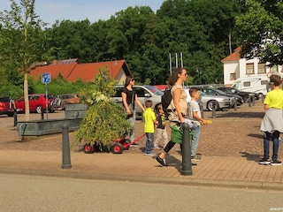 Dorfmitte an Pfingsten beim Traditionellen Pfingstquack