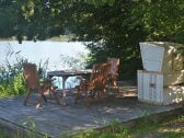 Blick auf die Seeterrasse mit Strandkorb