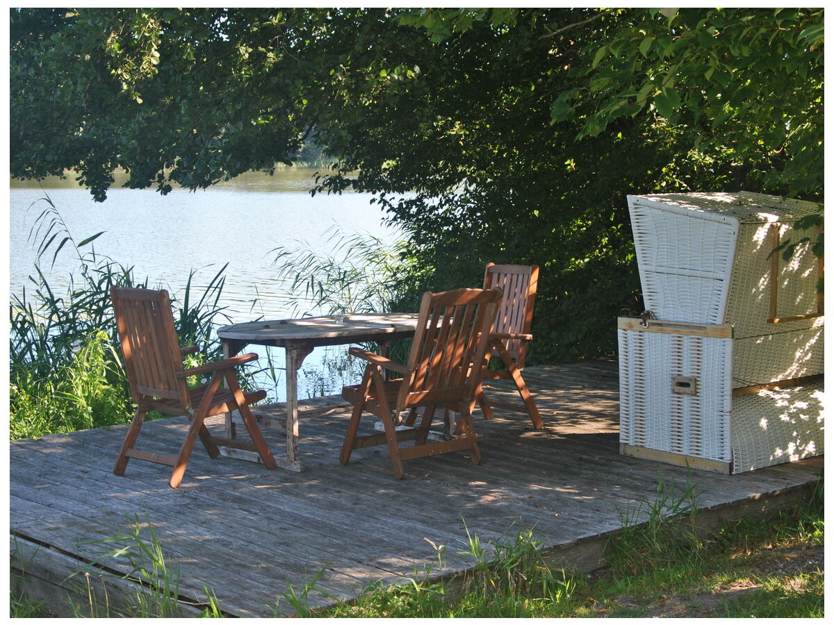 Blick auf die Seeterrasse mit Strandkorb