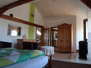 Schlafzimmer mit Kaminofen