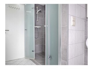 Dusche im Bad oben