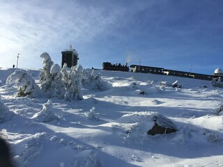 Der Brocken im Winter (2) mit Harzer Schmalspurbahn