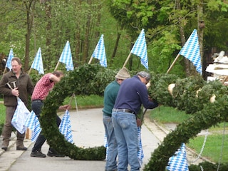 Maibaum aufstellen