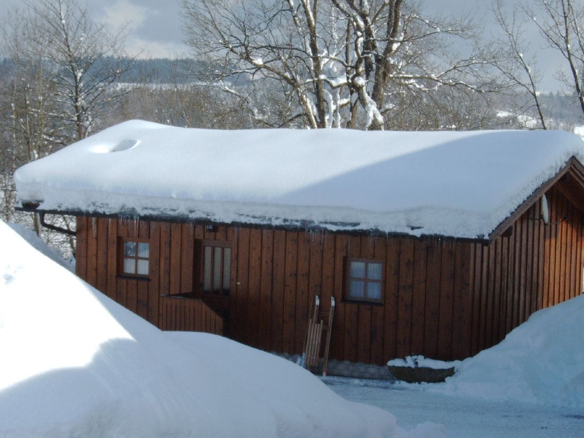 Schnee auf der Hütte