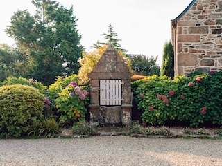 Old Weel in the courtyard