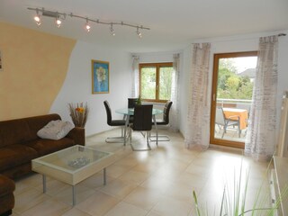 Wohnzimmer mit Süd-Balkon