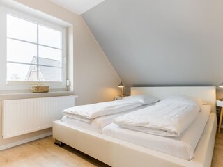 1. Schlafzimmer mit TV