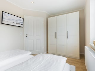 1. Schlafzimmer mit TV