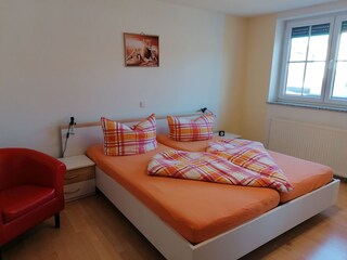 Schlafzimmer 1