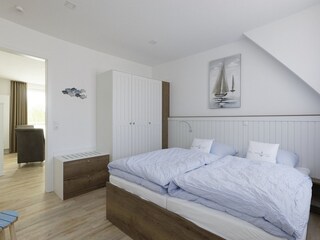 Schlafzimmer mit Doppelbett - andere Perspektive