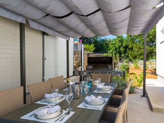 Essbereich im Freien mit Grill