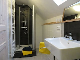 Badezimmer mit Dusche und WC