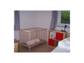 Kinderzimmer mit 2 Einzelbetten und Babybett