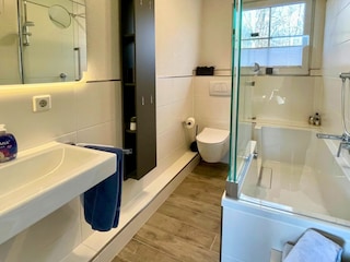 Bad mit Wanne und Einstiegstür