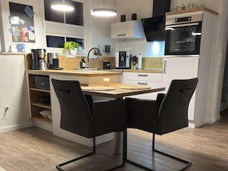 Voll ausgestattete Küche mit Geschirrspüler