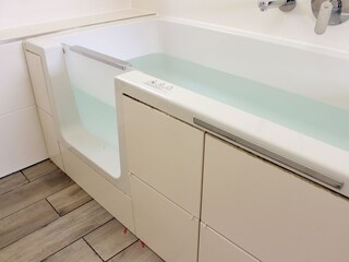 Badewanne mit Einstieg