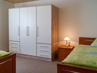 Schlafzimmer 1