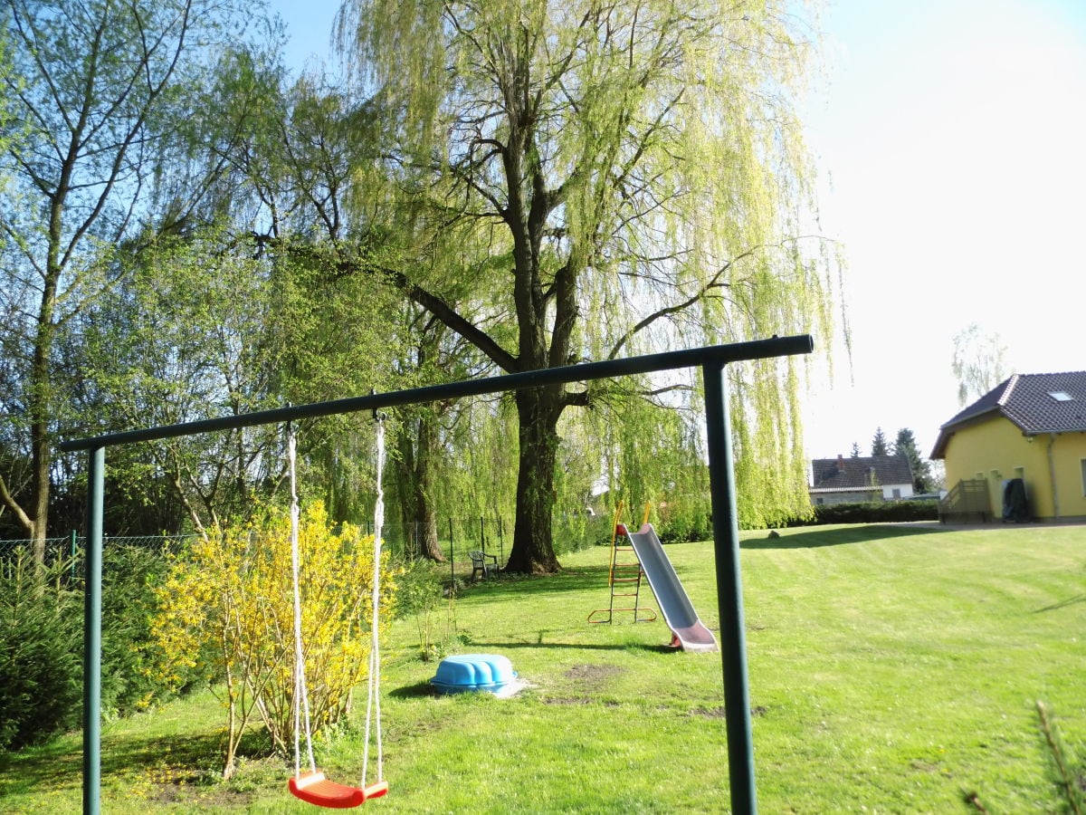 kleiner Spielplatz auf dem Grundstück