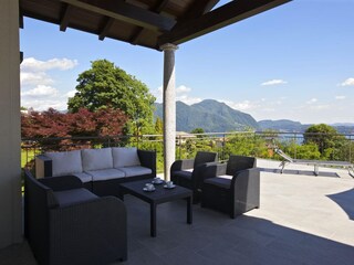 Die Terrasse ist mit einer Relaxsitzecke für 7 Personen ausgestattet