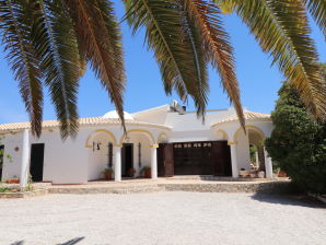 Casa das Amendoeiras