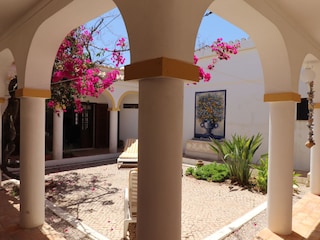 Ihr Patio mit Brunnen und Säulengang