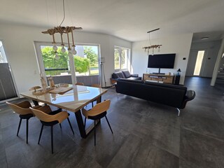 Wohn-Ess-Bereich mit TV und BOSE Soundsystem