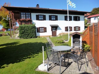 Grillplatz mit Eingang zur Ferienwohnung