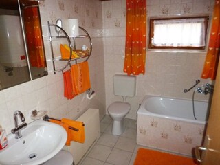 Bad / Wc mit Badewanne und Dusche