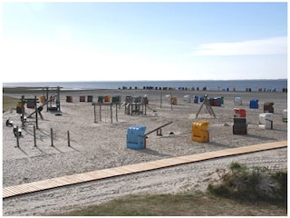 Strand mit Spielplatz in Neßmersiel