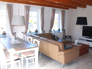 offenes Wohn- & Esszimmer mit Flat-TV, Hifi, WLAN