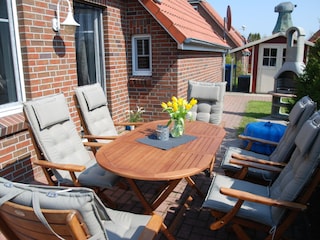 sonnige Terrasse mit Grill