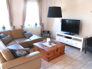 Wohnzimmer Eckcouch, Sesel undFat-TV und Hifi, WLAN