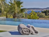 Infinity Pool mit Ausblick auf Saint-Tropez