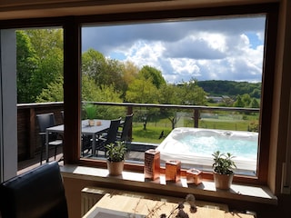 Blick auf den Balkon aus dem Wohn-Ess-Bereich
