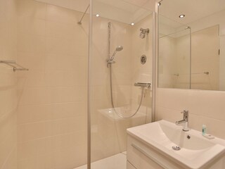 Badezimmer mit großer Dusche