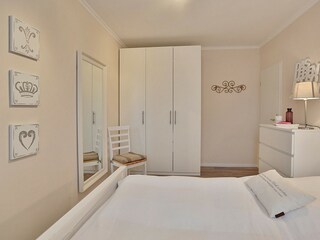Schlafzimmer mit großem Schrank