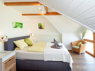 Schlafzimmer mit Blick ins Feld