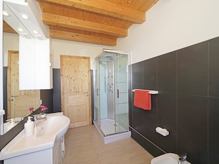 1. Badezimmer mit Duschkabine