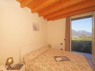 2. Schlafzimmer mit Doppelbett und Balkon