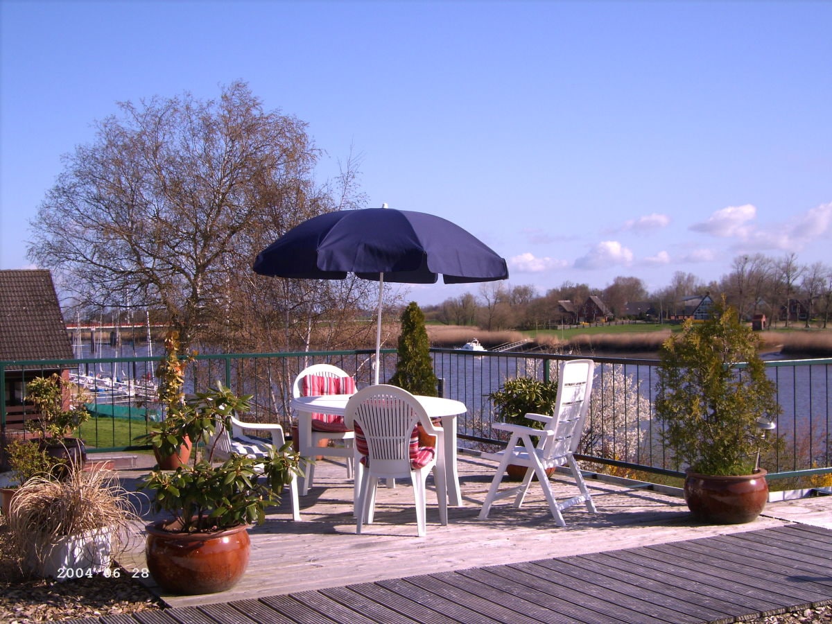 Die Dachterrasse lädt zum Frühstück ein