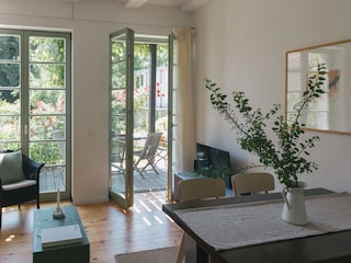 Wohn- und Essbereich mit Gartenblick