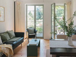 Wohn- und Essbereich mit Gartenblick