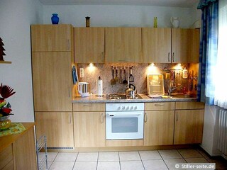 moderne Küchenzeile mit Spülmaschine